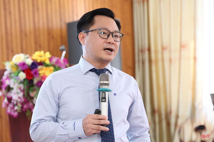 Ông Phan Sơn - Nhà sáng lập Học viện Quản trị HRD Academy, chuyên gia hàng đầu trong lĩnh vực quản trị nhân sự và xây dựng hệ thống doanh nghiệp, trình bày nội dung chương trình.