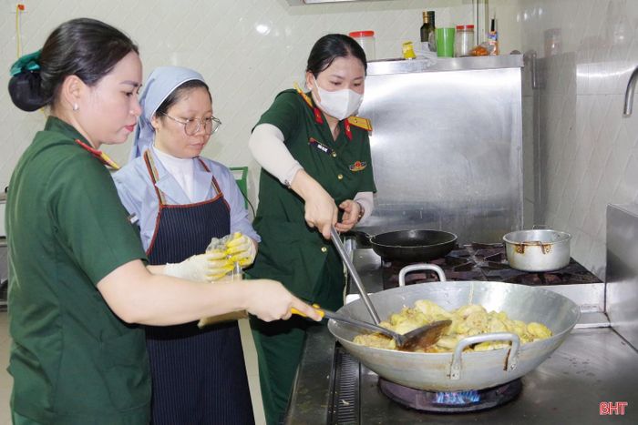 Những món ăn ngon được nấu bằng tâm huyết của những người mẹ mặc áo lính.