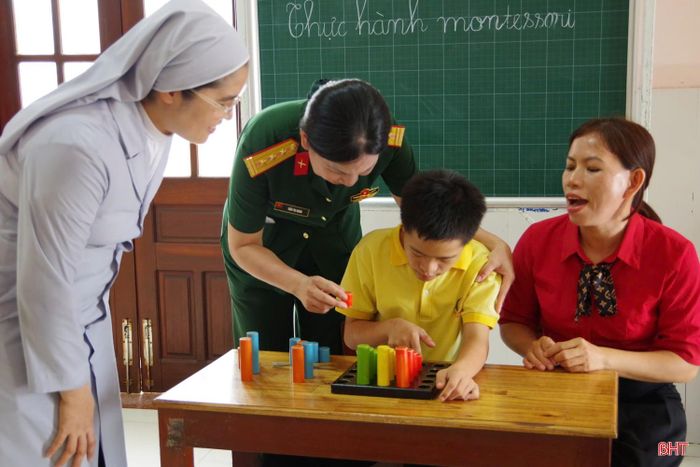 Cùng vui chơi và giúp trẻ bị thiểu năng trí tuệ phân biệt các loại màu sắc.