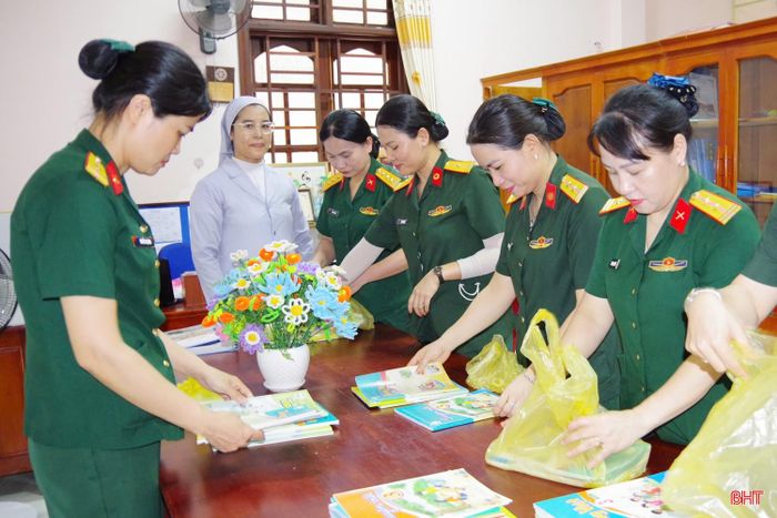 Mua sắm, chuẩn bị sách vở và đồ dùng học tập cho các cháu học hè.
