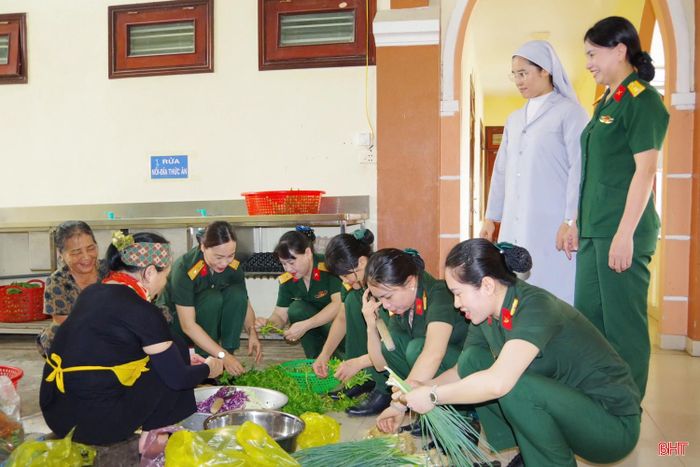 Các nữ quân nhân chuẩn bị cho những mâm cơm ngon, sạch.