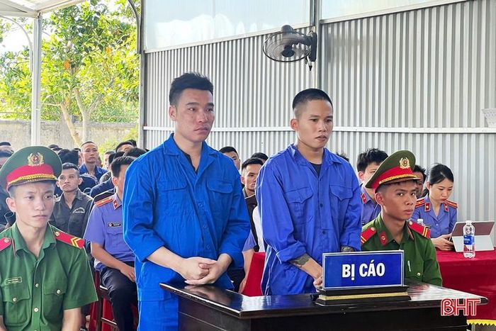 Phan Huy Hoàng (bên trái) và Phan Văn Vũ bị xét xử về tội “Tổ chức sử dụng trái phép chất ma túy”.