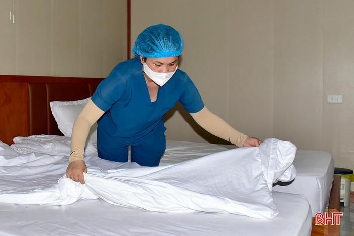  Cán bộ Trung tâm Điều dưỡng người có công và Bảo trợ xã hội Hà Tĩnh dọn từng phòng ở gọn gàng, sạch sẽ. 