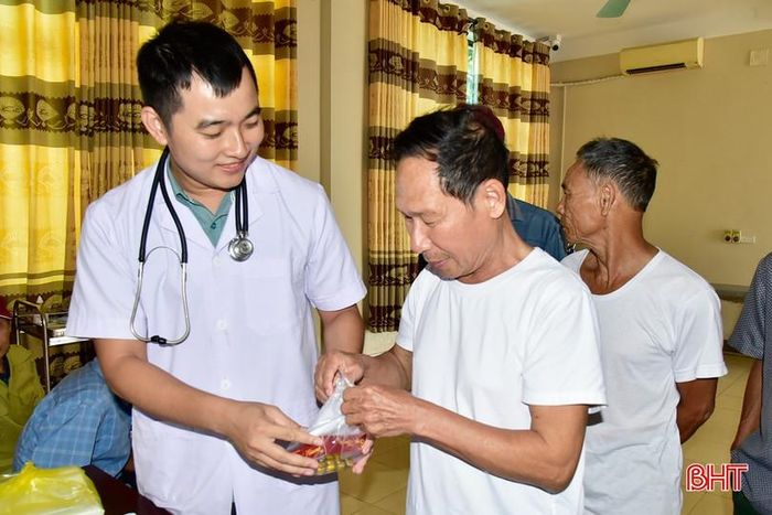 Bác sỹ thăm khám, theo dõi sức khỏe và cấp phát thuốc cho đại biểu.