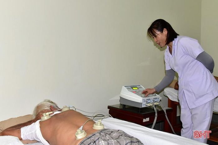 Đại biểu người có công được vật lý trị liệu bằng máy điện xung.