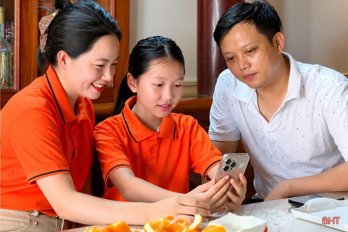 Gia đình chị Phan Thị Thủy đồng hành cùng con trong học tập trên môi trường số.