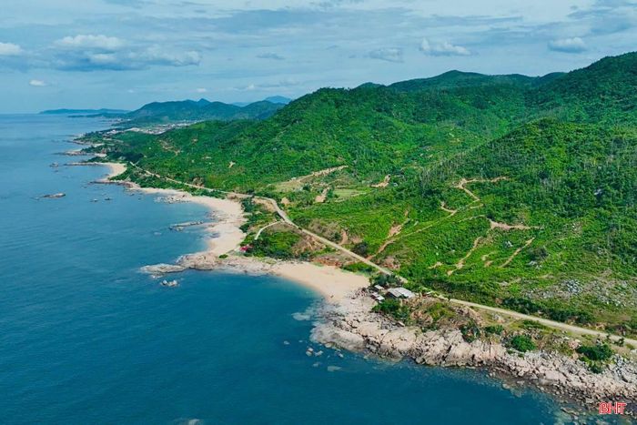 Chỉ dài khoảng 13km nhưng cung đường ven biển Kỳ Xuân lại đủ để níu bước chân những ai đang tìm kiếm một khoảng lặng giữa nhịp sống vội vã.