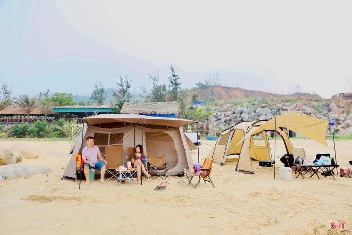Vẻ đẹp nguyên sơ của biển Kỳ Xuân là điểm đến yêu thích của những du khách muốn cắm trại, hòa mình vào thiên nhiên và tận hưởng không gian yên bình.