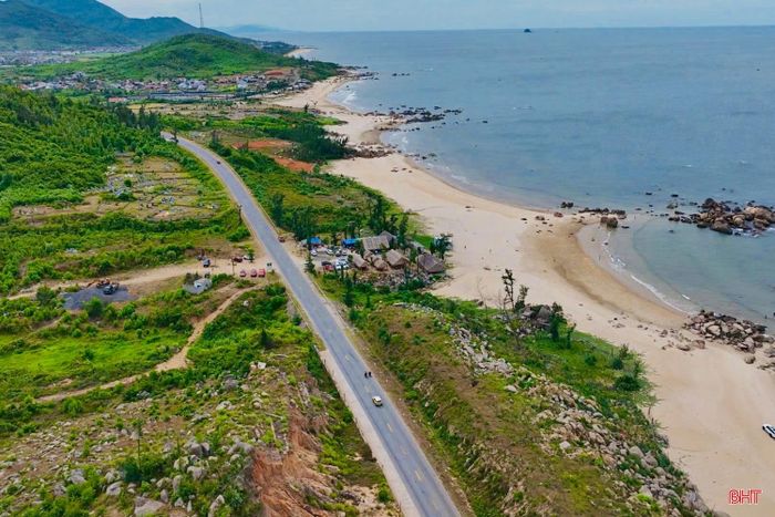 Men theo hành trình ấy, thiên nhiên mở ra những gam màu nối tiếp nhau đầy mê hoặc. Từ góc nhìn flycam, đường bờ biển cong mềm cùng những cụm đá tự nhiên tạo nên bức tranh thiên nhiên cuốn hút.