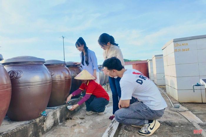 Bên cạnh cảnh sắc thiên nhiên, du khách còn có cơ hội tìm hiểu đời sống lao động và các nghề truyền thống gắn bó lâu đời với cư dân vùng biển.