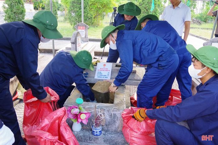 Quá trình lấy mẫu được thực hiện cẩn trọng ở từng công đoạn, từ xác định vị trí phần mộ, khai quật, thu nhận mẫu hài cốt đến niêm phong, lập hồ sơ phục vụ công tác giám định.