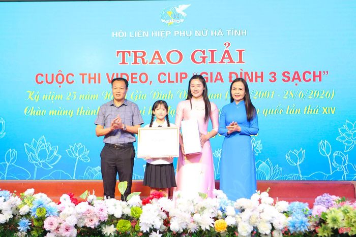 Ban tổ chức trao giải nhất cho gia đình chị Lê Thị Thanh Xuân - Chi hội trưởng Chi hội Phụ nữ thôn Hòa Bình (xã Kỳ Khang) với tác phẩm "Nhật ký của con - Nhà mình 3 sạch"