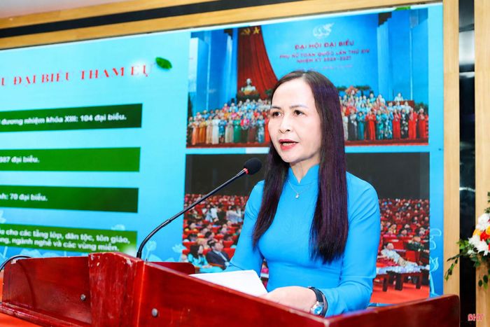 Bà Nguyễn Thị Lệ Hà - Chủ tịch Hội LHPN Hà Tĩnh báo cáo nhanh kết quả Đại hội đại biểu Phụ nữ toàn quốc lần thứ XIV.