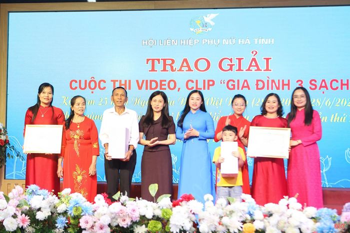 Trao 2 giải nhì cho các tác giả và gia đình tham dự cuộc thi.