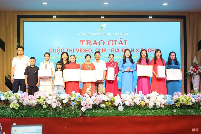 Trao 16 giải khuyến khích cho các tác giả và gia đình tham dự cuộc thi.