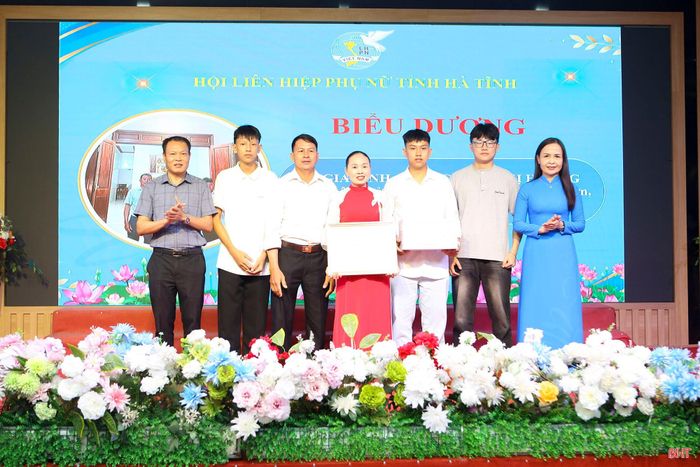 Hội LHPN Hà Tĩnh vinh danh các gia đình cán bộ hội cơ sở tiêu biểu.