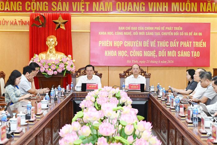 Các đồng chí: Nguyễn Hồng Lĩnh - Phó Bí thư Thường trực Tỉnh ủy, Chủ tịch HĐND tỉnh, Phó Trưởng ban Chỉ đạo về phát triển khoa học, công nghệ, ĐMST và chuyển đổi số tỉnh; Trần Báu Hà - Ủy viên BTV Tỉnh ủy, Phó Chủ tịch Thường trực UBND tỉnh điều hành điểm cầu Hà Tĩnh.