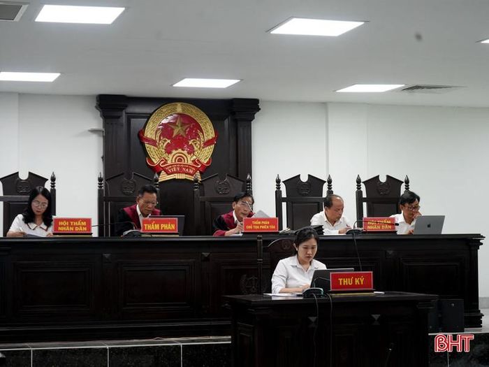 Hội đồng xét xử tại phiên tòa.