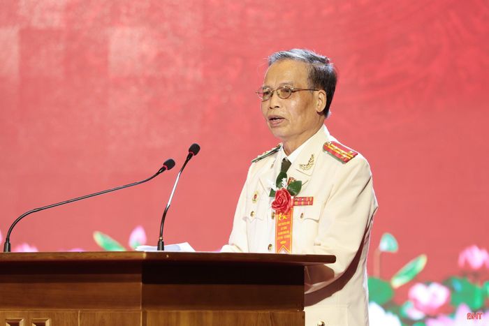 Đại tá Đinh Văn Chính - Nguyên Trưởng phòng Phòng An ninh đối nội Công an tỉnh, đại diện cho cán bộ hưu trí lực lượng An ninh nhân dân Công an tỉnh phát biểu tại lễ kỷ niệm.