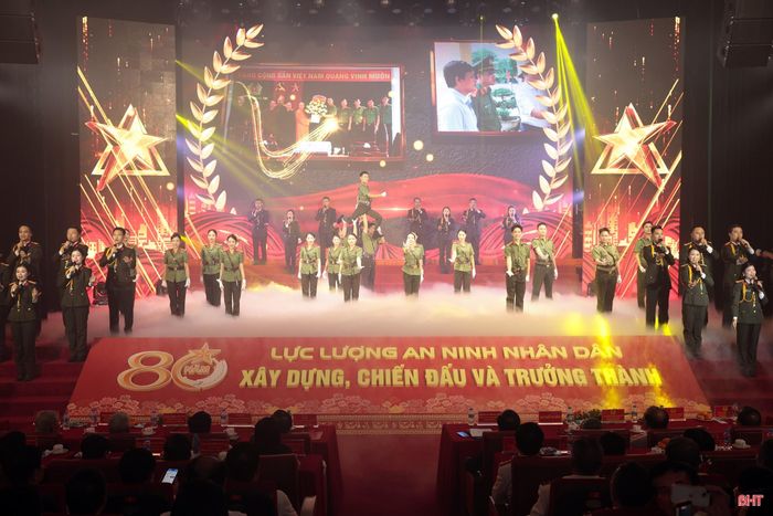 Chương trình văn nghệ tại lễ kỷ niệm.