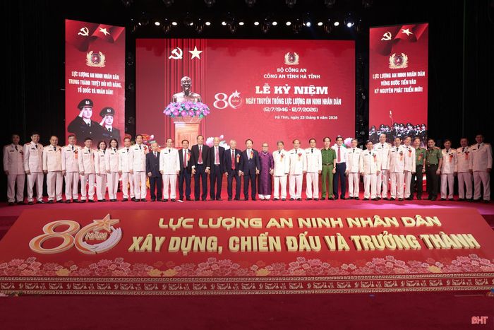 Đồng chí Nguyễn Duy Lâm – Ủy viên Trung ương Đảng, Bí thư Tỉnh ủy, Trưởng đoàn ĐBQH tỉnh cùng các đại biểu chụp ảnh lưu niệm sau lễ kỷ niệm.