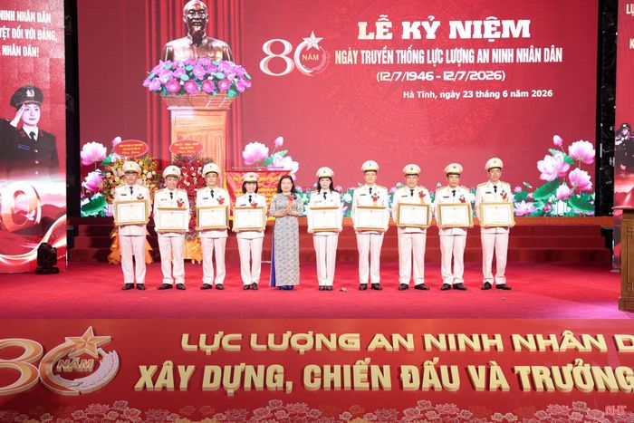 Đồng chí Nguyễn Thị Nguyệt - Phó Chủ tịch UBND tỉnh trao tặng bằng khen của Chủ tịch UBND tỉnh cho các cá nhân có thành tích xuất sắc trong công tác bảo đảm an ninh quốc gia.
