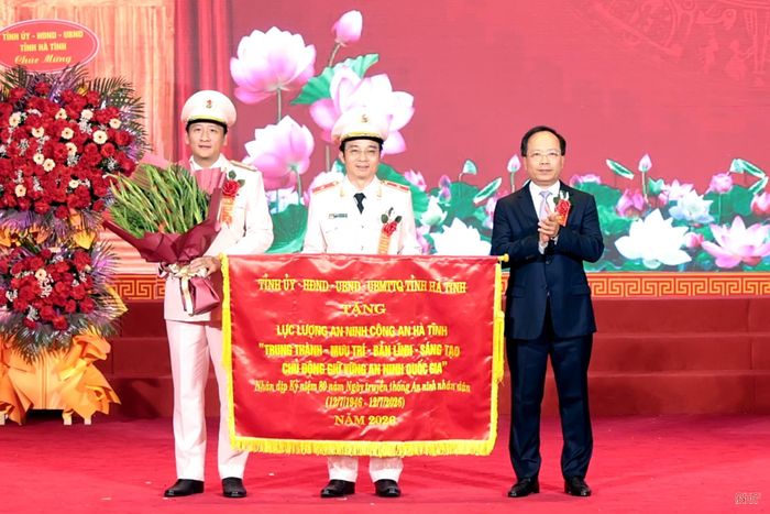  Đồng chí Nguyễn Duy Lâm – Ủy viên Trung ương Đảng, Bí thư Tỉnh ủy, Trưởng đoàn ĐBQH tỉnh trao tặng bức trướng “Lực lượng An ninh Công an Hà Tĩnh - Trung thành, mưu trí, bản lĩnh, sáng tạo, chủ động giữ vững an ninh quốc gia” cho lãnh đạo Công an tỉnh. 