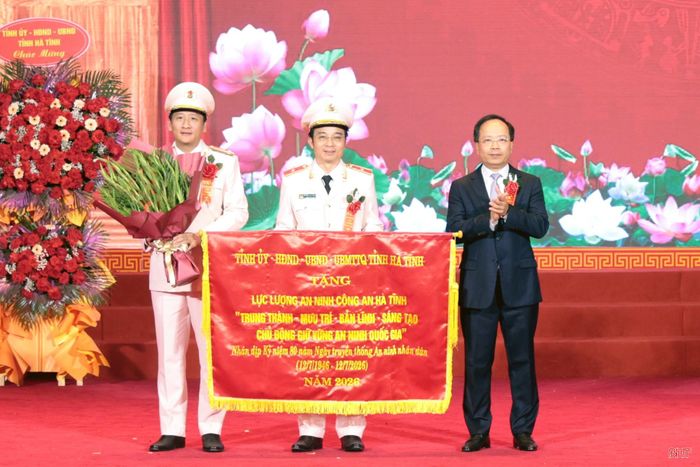 Đồng chí Nguyễn Duy Lâm – Ủy viên Trung ương Đảng, Bí thư Tỉnh ủy, Trưởng đoàn ĐBQH tỉnh trao tặng bức trướng “Lực lượng An ninh Công an Hà Tĩnh - Trung thành, mưu trí, bản lĩnh, sáng tạo, chủ động giữ vững an ninh quốc gia” đại diện cho lãnh đạo Công an tỉnh và lực lượng An ninh Công an Hà Tĩnh.