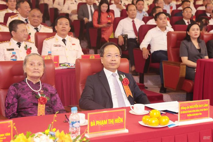 Bà Phạm Thị Hiền - Phu nhân của cố Bộ trưởng Bộ Công an Lê Minh Hương và đồng chí Nguyễn Duy Lâm – Ủy viên Trung ương Đảng, Bí thư Tỉnh ủy, Trưởng đoàn ĐBQH tỉnh tham dự lễ kỷ niệm.