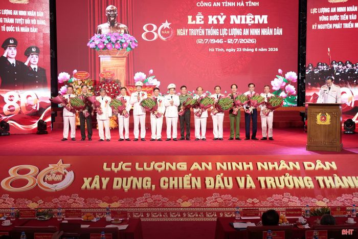 Thiếu tướng Nguyễn Xuân Thao - Giám đốc Công an tỉnh và Thượng tá Nguyễn Quốc Hùng - Phó Giám đốc Công an tỉnh tặng hoa cho các đồng chí nguyên lãnh đạo Công an tỉnh Hà Tĩnh qua các thời kỳ.
