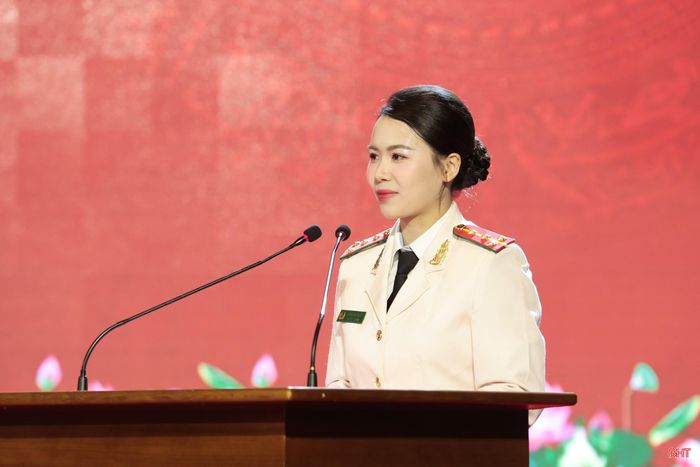 Đại úy Trần Huyền Ly - cán bộ Phòng Quản lý xuất nhập cảnh Công an tỉnh, đại diện cho thế hệ trẻ lực lượng An ninh Công an Hà Tĩnh phát biểu ý kiến tại lễ kỷ niệm.