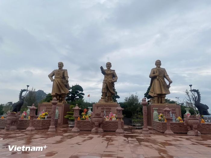 Tượng 3 vị anh hùng dân tộc (từ trái sang phải): Vua Lê Đại Hành, Đức Vương Ngô Quyền, Quốc Công Tiết chế Hưng Đạo Vương Trần Quốc Tuấn tại Quảng trường chiến thắng. (Ảnh: Vietnam+)