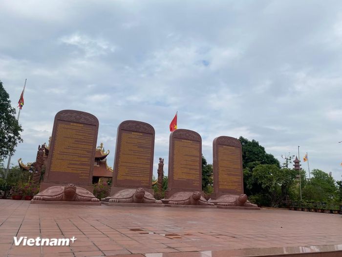 Khu vực bia (từ trái qua phải) giới thiệu Đức vương Ngô Quyền, Hoàng đế Lê Đại Hành, Đại vương Trần Hưng Đạo và Di chúc của Chủ tịch Hồ Chí Minh. (Ảnh: Vietnam+)