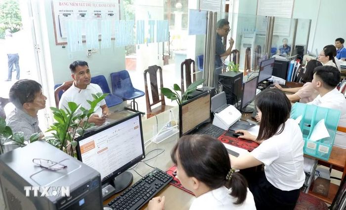 Hoạt động tại Trung tâm phục vụ hành chính công phường Vĩnh Phúc, tỉnh Phú Thọ. (Ảnh: Hoàng Hùng/TTXVN)