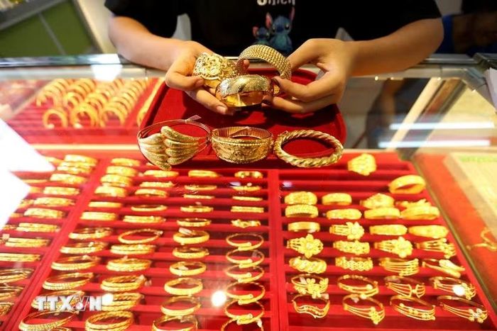 Trang sức vàng được bày bán tại một cửa hàng ở Yangon, Myanmar. (Ảnh: THX/TTXVN)