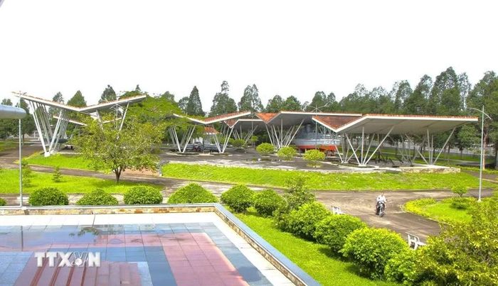Các hiện vật trưng bày bên trong khuôn viên di tích lịch sử Chiến thắng Chương Thiện (phường Vị Tân, Cần Thơ). (Ảnh: Thúy Hằng/TTXVN)