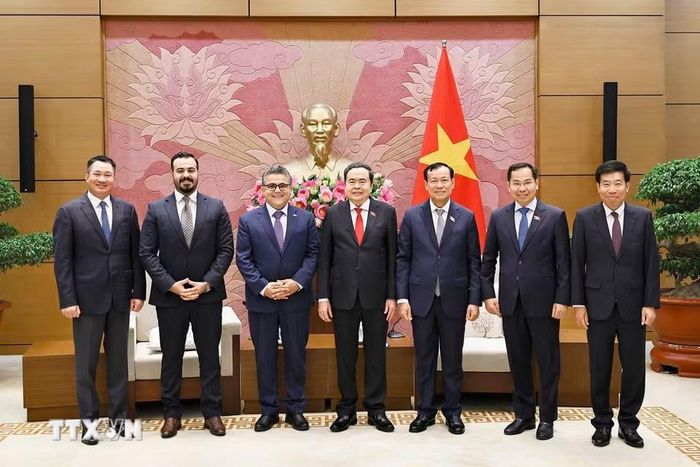 Chủ tịch Quốc hội Trần Thanh Mẫn với đại biểu. (Ảnh: Doãn Tấn/TTXVN)