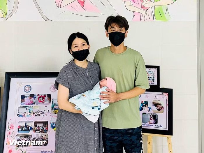 Gia đinh du khách đến Đà Nẵng du lịch vui mừng xuất viện sau nhiều tháng điều trị tại bệnh viện. (Ảnh: PV/Vietnam+)