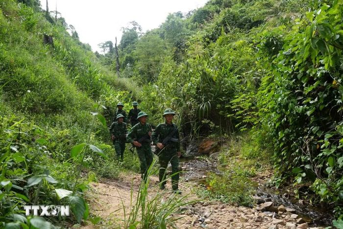 Cán bộ, chiến sỹ Đồn Biên phòng Đắc Pring tuần tra qua các địa hình hiểm trở, quyết tâm bảo vệ từng tấc đất thiêng liêng của Tổ quốc. (Ảnh: Anh Dũng/TTXVN)