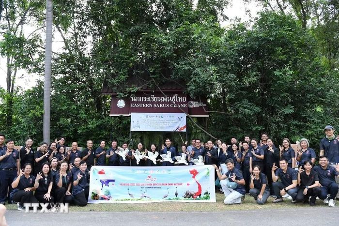 Đại sứ Phạm Việt Hùng, đoàn công tác tỉnh Đồng Tháp và Tổ chức Công viên Động vật Thái Lan, Vườn thú Nakhon Ratchasima thực hiện nghi thức bàn giao Sếu và chụp ảnh lưu niệm. (Ảnh: Phạm Hải/TTXVN)
