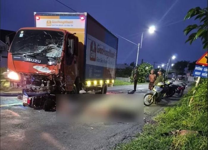 Hiện trường vụ tai nạn giao thông trên đường tỉnh 822, xã Hậu Nghĩa, tỉnh Tây Ninh làm 3 người tử vong. (Ảnh: TTXVN phát)