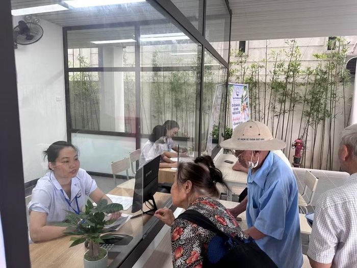 Việc xây dựng một mô hình chăm sóc sức khỏe ngay tại cộng đồng là yêu cầu cần thiết, giúp người cao tuổi được tiếp cận các dịch vụ y tế, tư vấn sức khỏe, phục hồi chức năng, chăm sóc tinh thần và giao lưu xã hội. (Ảnh: Thùy Giang/Vietnam+)