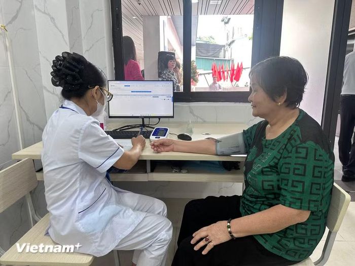 Người cao tuổi mắc một số bệnh cần được theo dõi, quản lý sức khỏe thường xuyên. (Ảnh: Thùy Giang/Vietnam+)