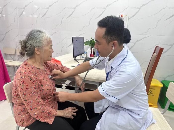 Nhân viên y tế khám, theo dõi sức khỏe cho người cao tuổi. (Ảnh: Thùy Giang/Vietnam+)