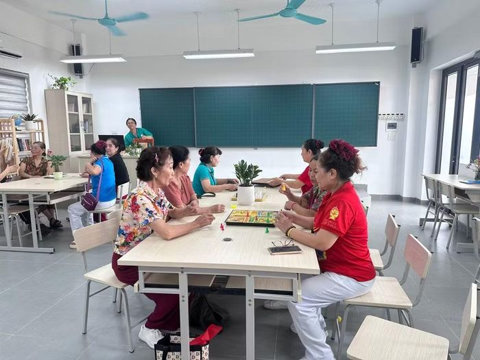 Người cao tuổi đến đây sẽ được quản lý hồ sơ sức khỏe, theo dõi bệnh mạn tính, tư vấn dinh dưỡng, phục hồi chức năng, hỗ trợ tâm lý và tham gia nhiều hoạt động văn hóa, thể thao, giao lưu cộng đồng. (Ảnh: Thùy Giang/Vietnam+)