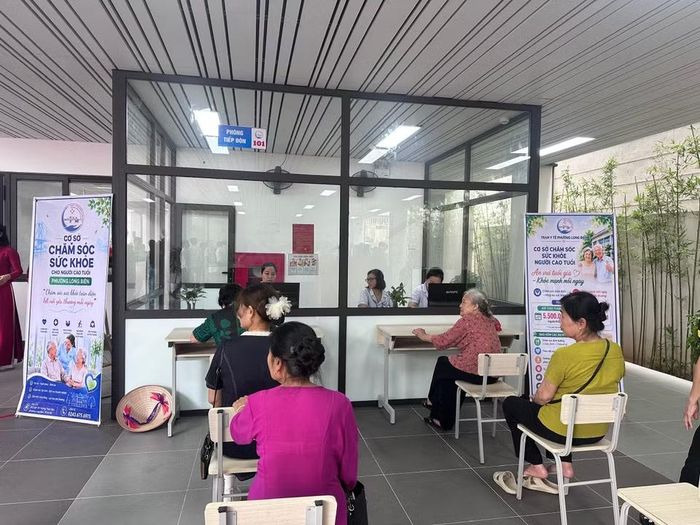 Hiện nay phường Long Biên có trên 8.700 người cao tuổi, chiếm khoảng 13% dân số. (Ảnh: Thùy Giang/Vietnam+)