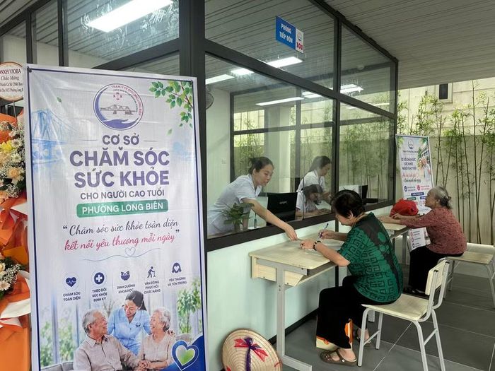 Người cao tuổi đến đăng ký trải nghiệm các dịch vụ tại đây. (Ảnh: Thùy Giang/Vietnam+)