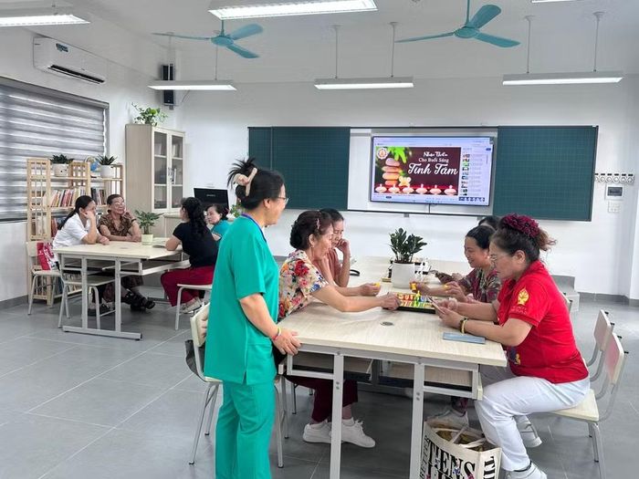 Người cao tuổi tham gia nhiều hoạt động tại Phòng sinh hoạt chung. (Ảnh: Thùy Giang/Vietnam+)