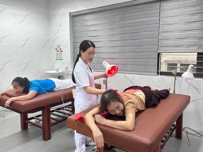 Điều trị bằng phương pháp y học cổ truyền. (Ảnh: T.G/Vietnam+)
