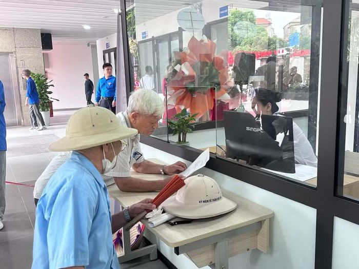 Các cụ ông tìm hiểu thông tin tại Trung tâm. (Ảnh: Thùy Giang/Vietnam+)